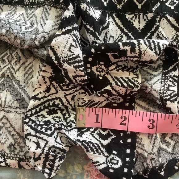 NWT Fio Fio Womens Black White Print M Sleeveless Romper Crochet Trim - Picture 7 of 8